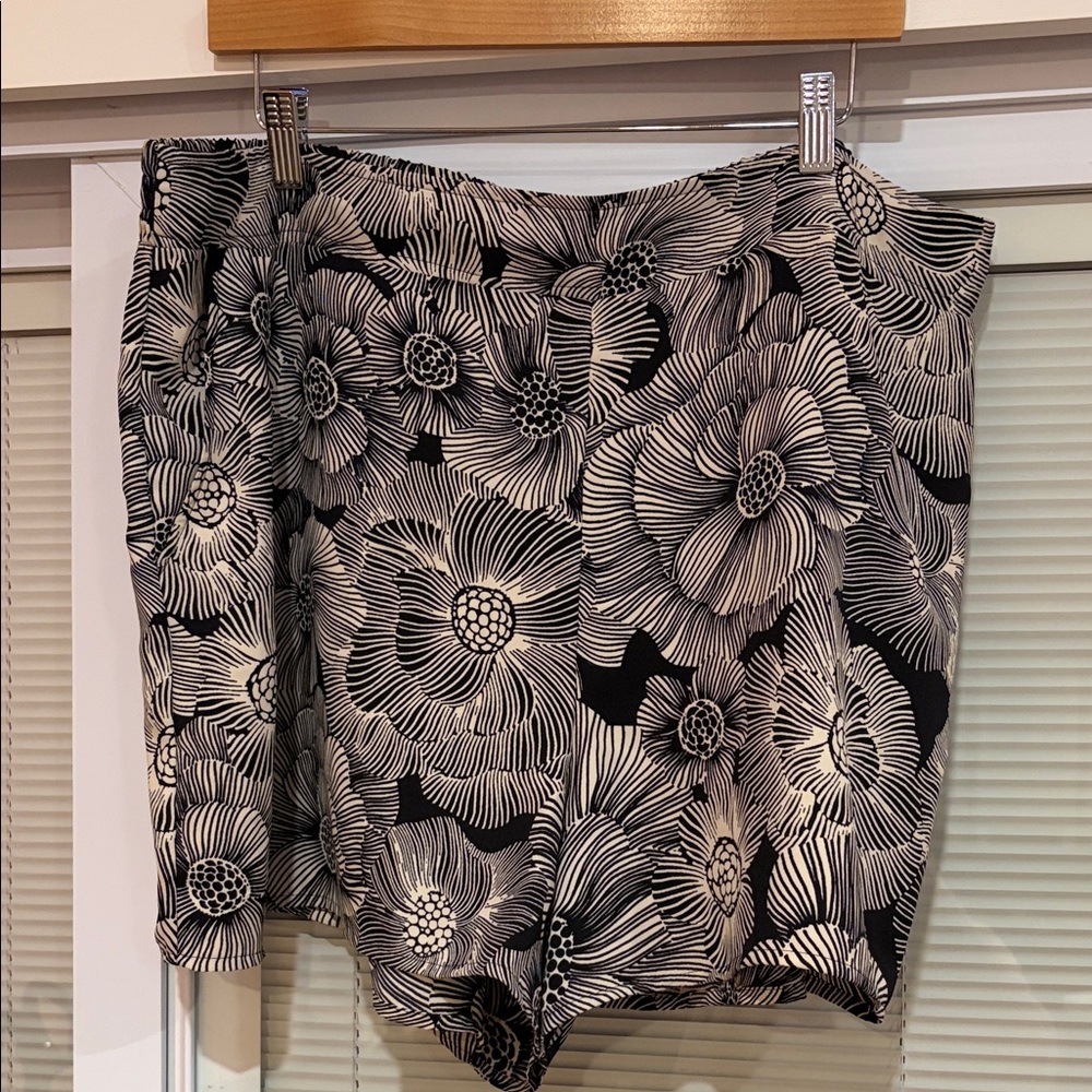Express Black and Tan Floral Shorts Size XL